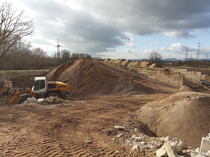 Halden mit Schüttgut, Splitt und Erde